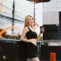 BBRICK คาเฟ่ดีไซน์โดเด่น สไตล์โมเดิร์นโทนสีส้ม