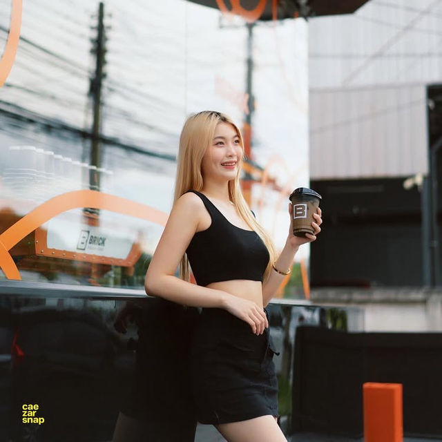 BBRICK คาเฟ่ดีไซน์โดเด่น สไตล์โมเดิร์นโทนสีส้ม