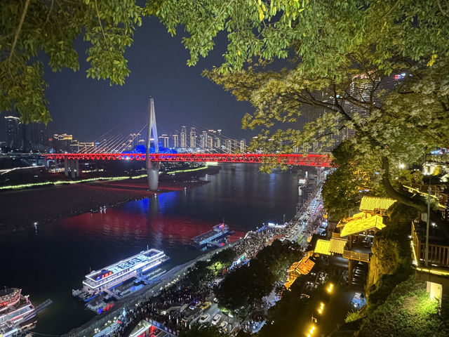 夜幕下的夢幻洪崖洞：重慶的璀璨風情之旅