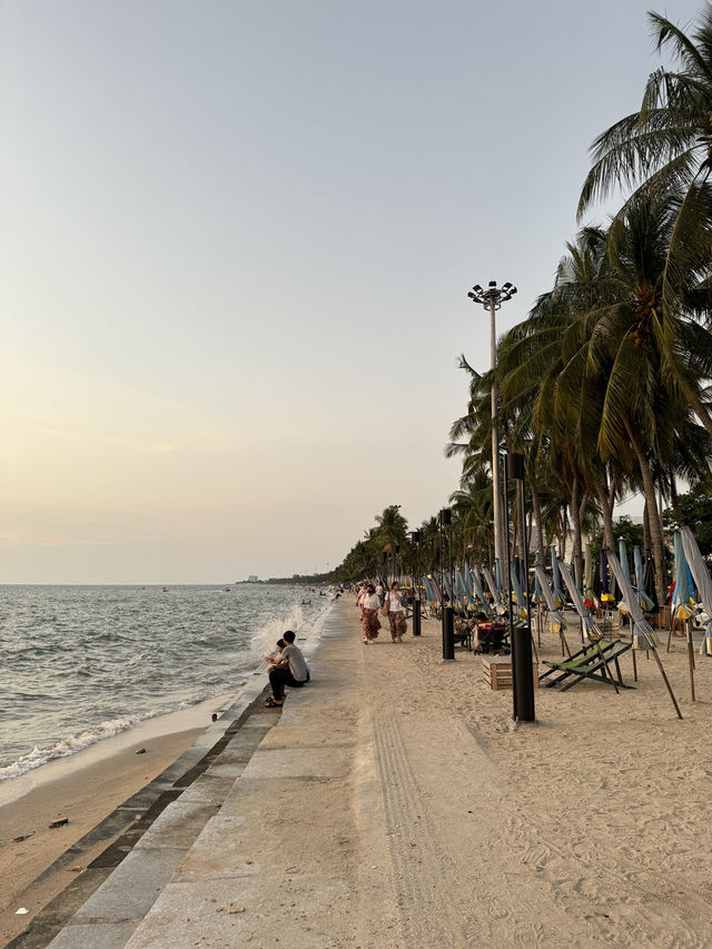มาดูพระอาทิตย์ตก “หาดบางแสน” 🏝️