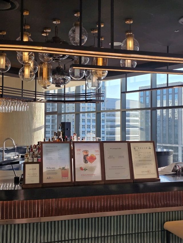 빛과 도심을 한눈에 담는 호텔 라운지🌇