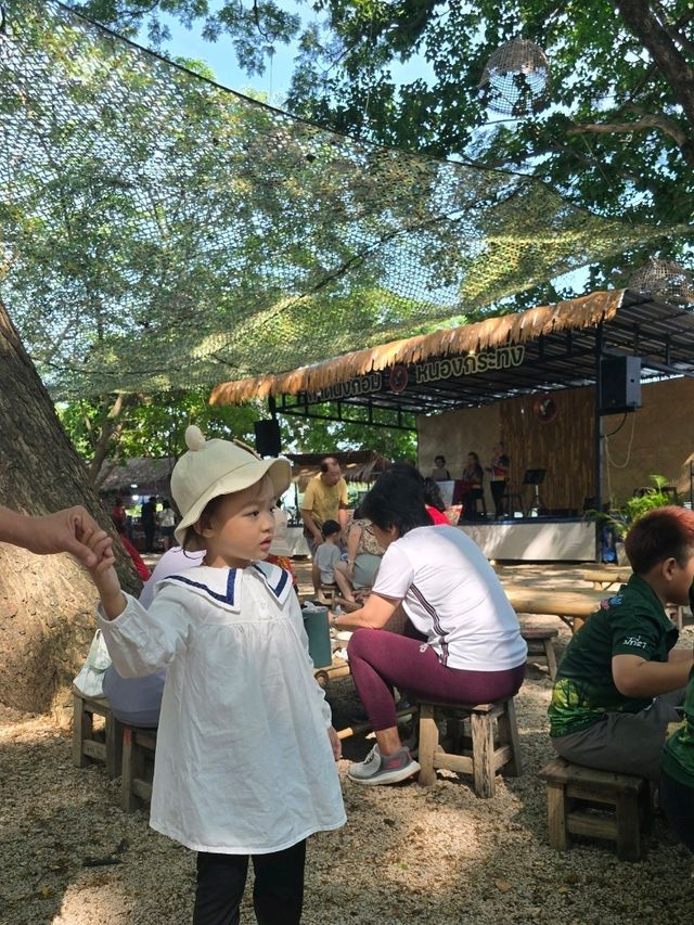 กาดนั่งก่อม@หนองกระทิง ตลาดเช้าสุดชิลล์ ในลำปาง