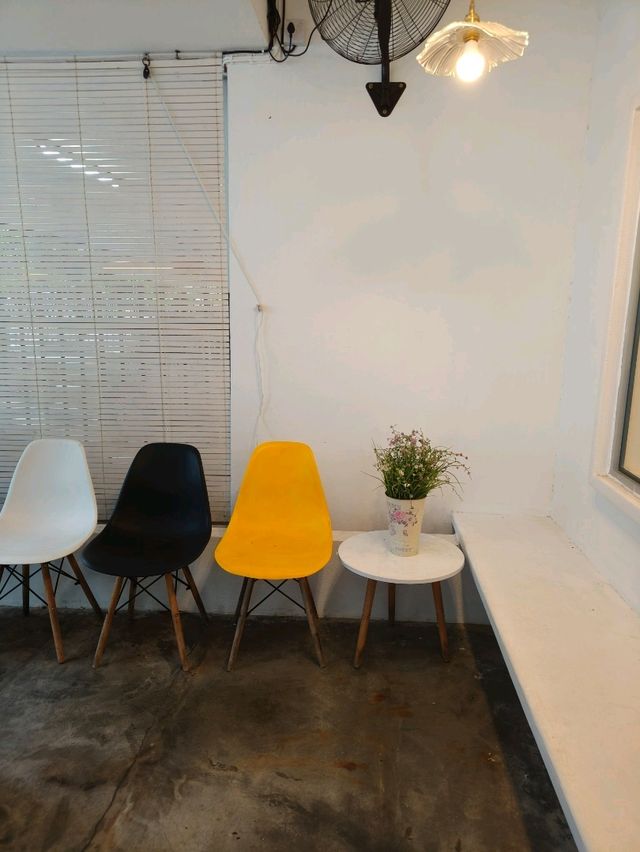 Sunshine in a Glass at This Cozy Cafe 