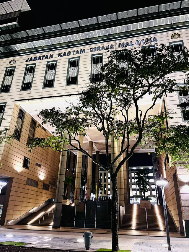 Dataran Wawasan: Serene Stroll Through Putrajaya’s Modern Majesty 