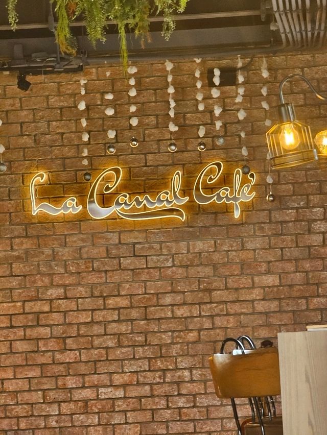 La Canal Cafe Bar & Restaurant
