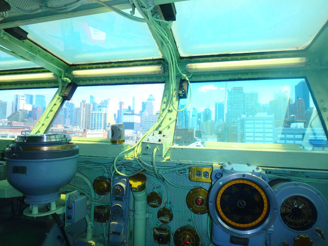 NYど真ん中に現れる航空母艦の正体は！？