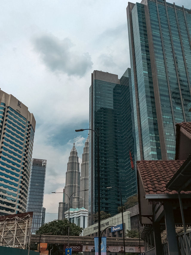 🇲🇾 Kuala Lumpur: A City Where Skyscrapers, Jungles, and Street Markets Coexist 🏙🌴🕌 