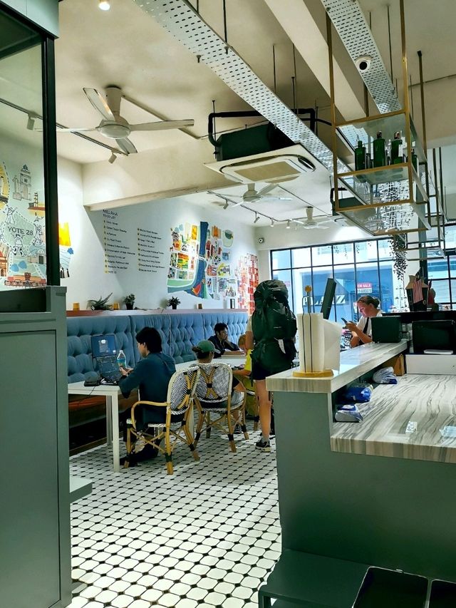 Chic Design, Cozy Vibes, and Adorable Cats – A Perfect Hostel Experience at Melaka! 🐱🐈‍⬛🐈