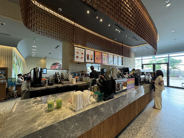 ☕️🇻🇳 Starbucks at West Lake – A Quiet Corner with a Surprisingly Busy Crowd