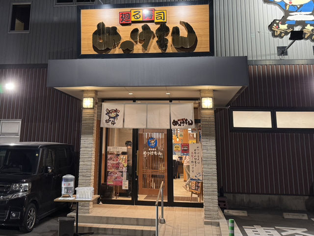 🍣 Fresh & Fun Conveyor‐Belt Dining at Dolphin Port