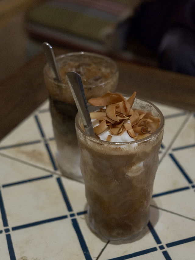 路地裏にひっそり佇むオシャレカフェ | Cafe Cua Ngo