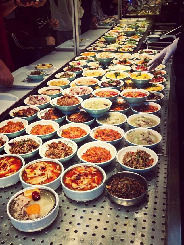 Go with an empty stomach to this market in Kunming