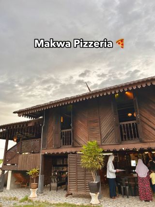 Pizzas in Malay Traditional House 🍕
