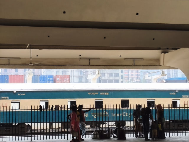 孟加拉｜5分鐘內成為全場焦點 意外在火車站收穫滿滿陌生人的笑容與問候 超真誠的火車站初體驗讓我徹底改觀孟加拉