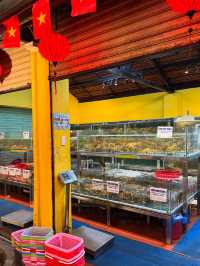 【峴港人氣海鮮餐廳🦀 專人桌邊剝蟹蝦、活海鮮現撈即煮，體驗感與鮮味同步拉滿！】