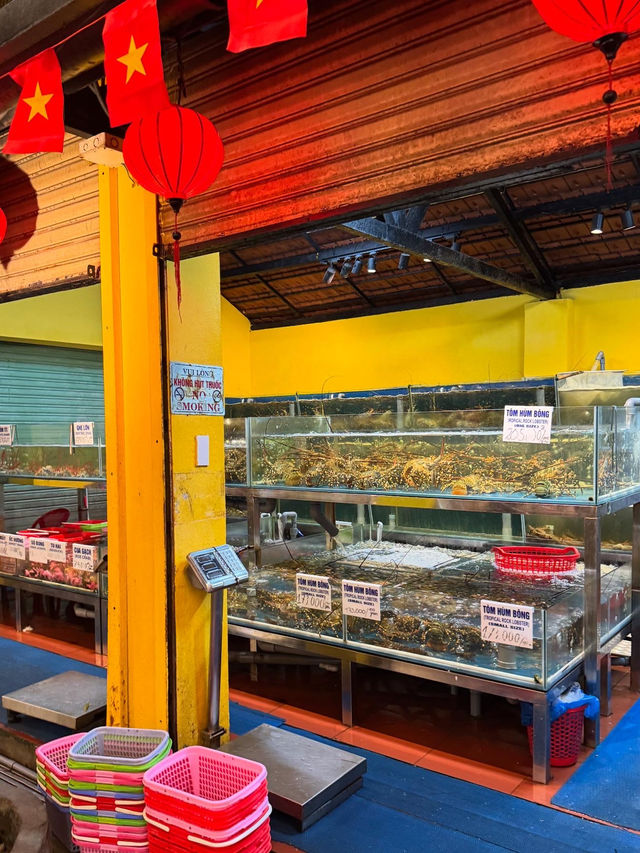 【峴港人氣海鮮餐廳🦀 專人桌邊剝蟹蝦、活海鮮現撈即煮，體驗感與鮮味同步拉滿！】