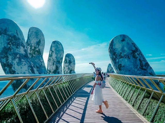 สะพานมือ (Golden Bridge) ที่บานาฮิลส์ 