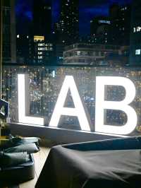 🎈旺角儀式感餐廳｜預約即送生日裝飾＋專屬甜品｜LAB EAT 慶生活動感十足！