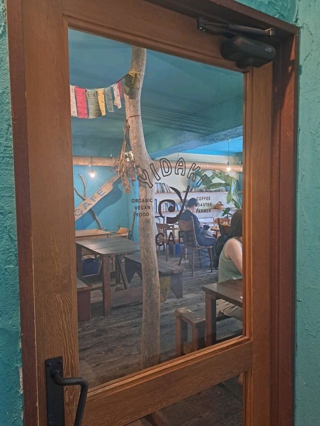 【神戸】木漏れ日感じるカフェ空間でヴィーガンランチ♪