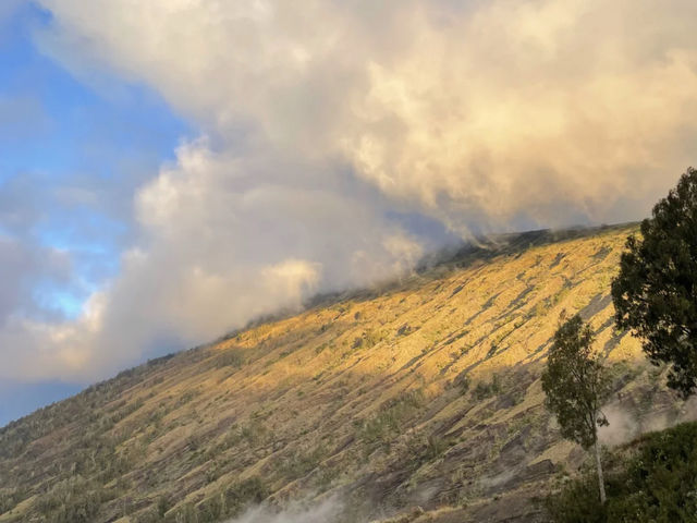 Mount Rinjani: Breathtaking Views, Unforgettable Sunrise, and Exhausted Legs! ⛰️🌅😅