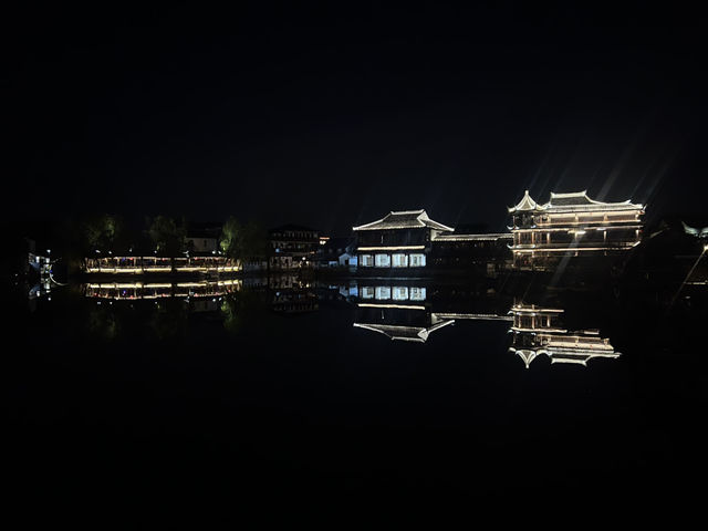 昆山水鄉古鎮：夜色中的光影交織