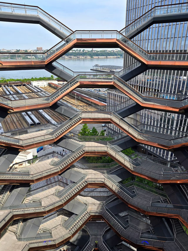 New York’s High Line: From the Big Pinecone to Little Island 🌳🏙️🍂