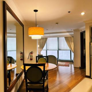 這是一家位於市中心、具有古色古香的感覺和現代外觀的酒店。