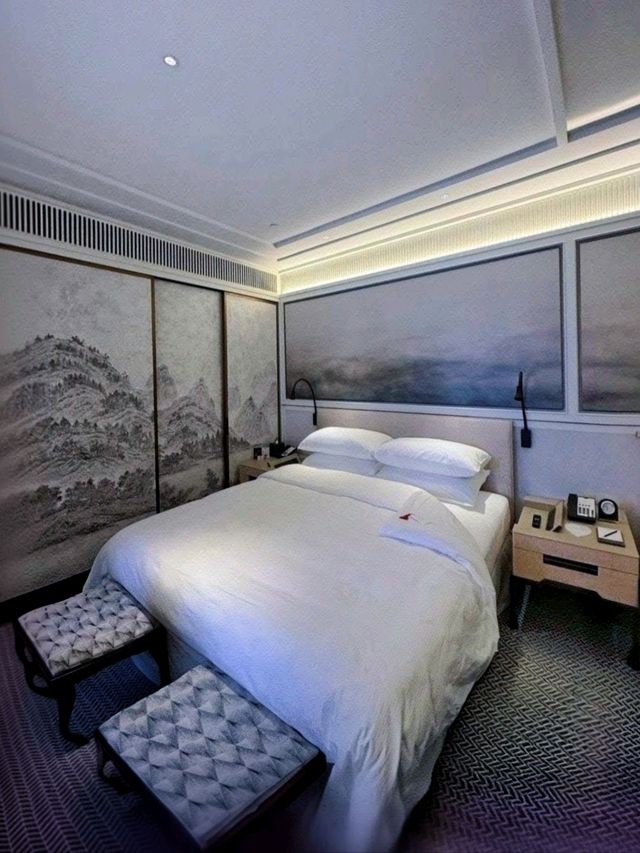 Elegant Comfort with Exceptional Service – A Seamless Business Stay.