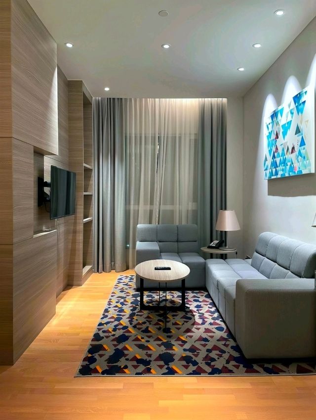 A Stylish Stay with Great Amenities and Easy Access. A Stylish Stay with Great Amenities and Easy Access.
