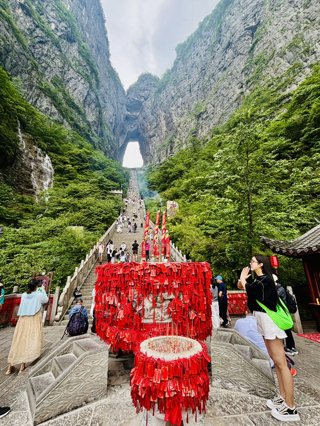 ⛰️ 天門山國家森林公園:天空之門的壯麗奇景 ⛰️ 天門山國家森林公園:天空之門的壯麗奇景