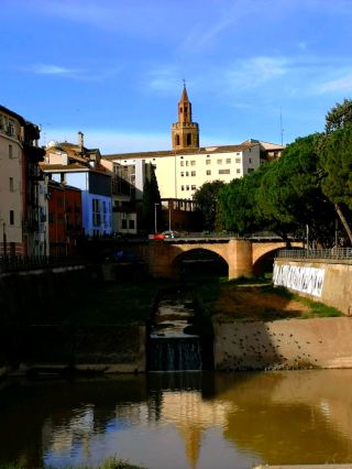 This village belongs to the Somontano de Bavastro region, which is famous for its wines with world-renowned appellations of origin. The region's abundant agricultural and industrial activity provides a favorable environment for hosting prestigious fairs and trade shows.