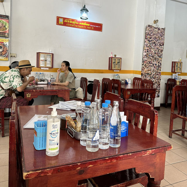 🥢 ข้าวซอยไก่เข้มข้นที่ร้านเนื้อตุ๋นรสเยี่ยมนิมมาน