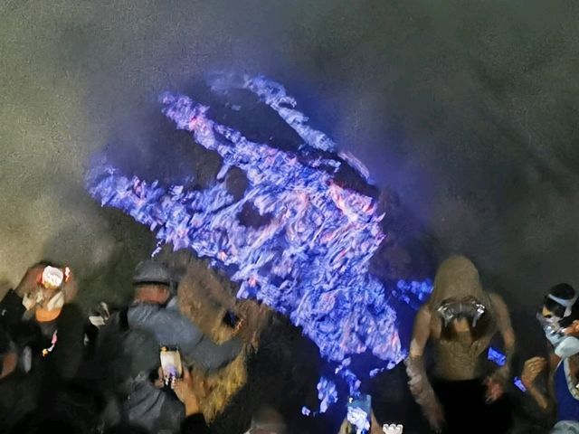 伊真火山──藍色火焰的奇幻世界