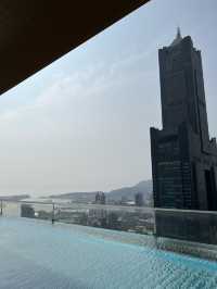 高雄承億酒店 TAi Urban Resort｜把亞洲新灣區裝進窗景的一夜：房內泡湯、窗邊下午茶、頂樓無邊際池看 85 大樓 🏙️🛁