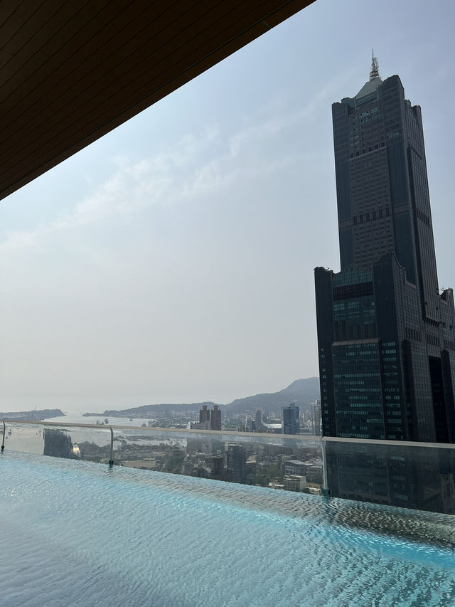 高雄承億酒店 TAi Urban Resort｜把亞洲新灣區裝進窗景的一夜：房內泡湯、窗邊下午茶、頂樓無邊際池看 85 大樓 🏙️🛁