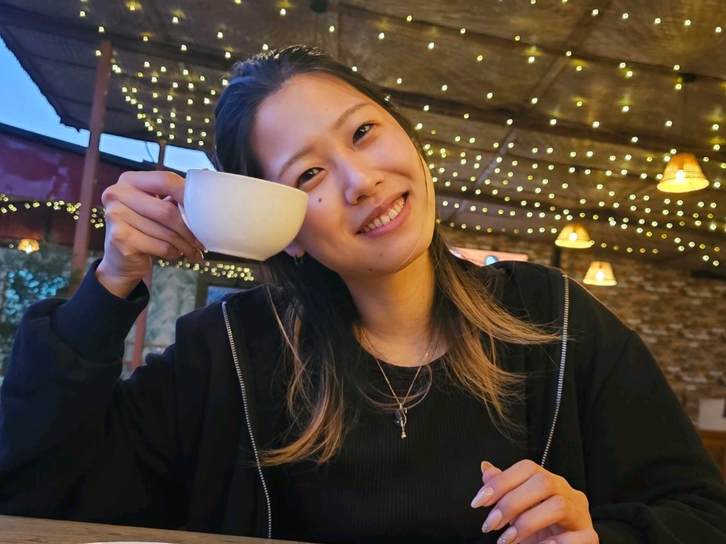 午後の遅い時間にコーヒーを楽しむ。