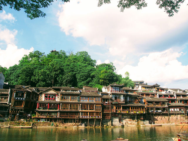 Travel to Fenghuang Ancient Town - Walk among the silent ancient poems