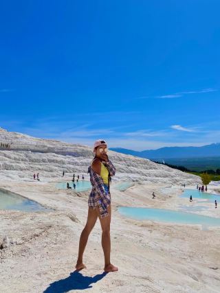 A 53-year-old woman's hilarious antics at Pamukkale 😂