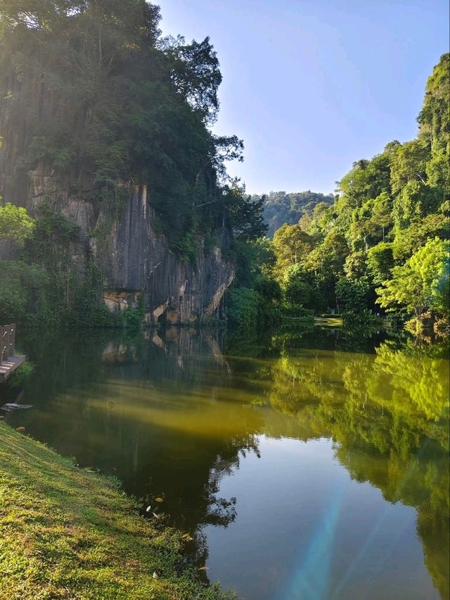 A Secluded Paradise by a Natural Lakeside Limestone Cliff