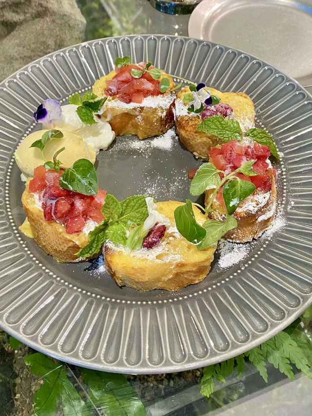 A Floral Café Oasis in the Heart of Omotesando 🌿🌸 A Floral Café Oasis in the Heart of Omotesando 🌿🌸