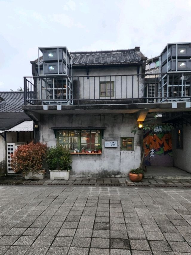 Urban Vibes & Vintage Feels 🌆✨ Urban Vibes & Vintage Feels 🌆✨