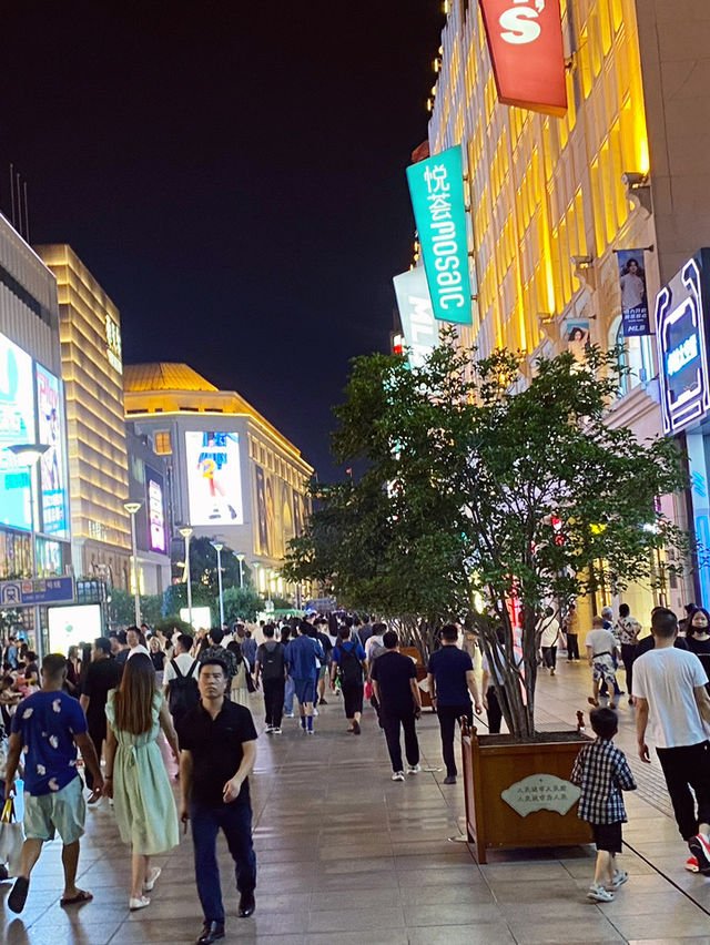 🚶‍♀️ 上海南京東路步行街｜熱鬧X文化X人文—城市裡最璀璨的散步大道