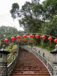 ไหว้พระในวันที่ฝนพรำ บรรยากาศสงบอย่างบอกไม่ถูก