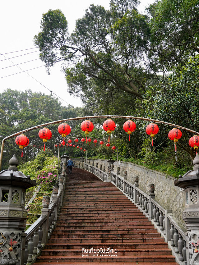 ไหว้พระในวันที่ฝนพรำ บรรยากาศสงบอย่างบอกไม่ถูก ไหว้พระในวันที่ฝนพรำ บรรยากาศสงบอย่างบอกไม่ถูก