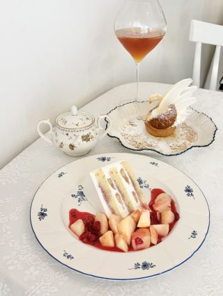 [Fukuoka Cafe] A cute, pure white cafe.