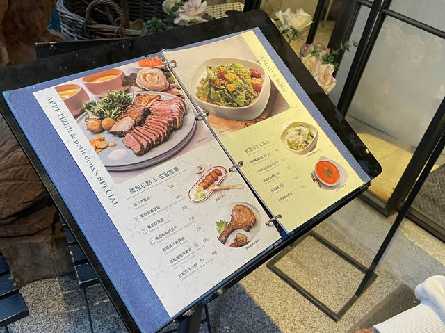 대만 용캉제에 위치한 분위기 좋은 식당 “petit doux cafe”