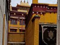 Super beautiful and impressive temple - totally worth a visit!
