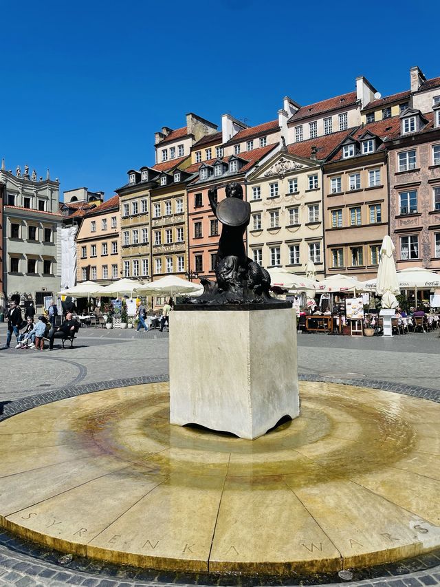 【ポーランド🇵🇱/メルヘンチックな旧市街と人魚の像】