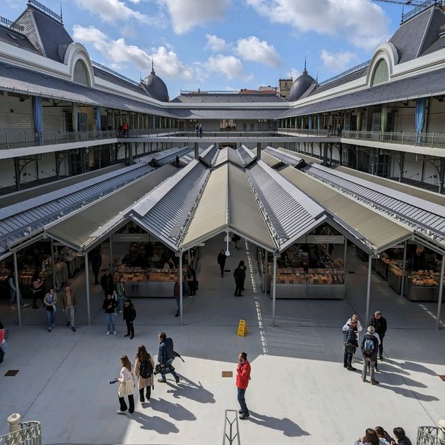 Foodies must visit Bolhao market in Porto 