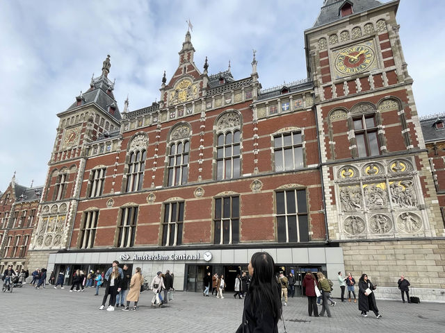 Amsterdam Unveiled: A Tapestry of Canals, Culture, and Culinary Delight